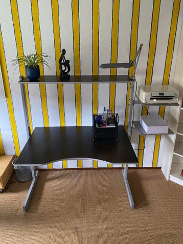 Degelijke computertafel met opzetstuk