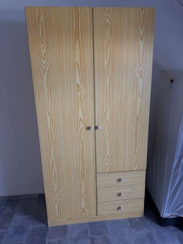 Houten kledingkast met lades en deuren