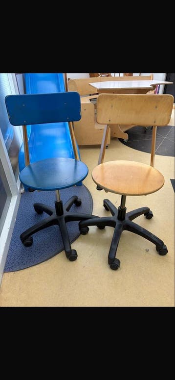 Twee bureaustoelen, blauw en houtkleurig