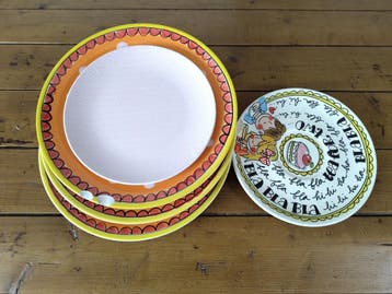 Diverse borden, oa van blond