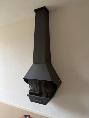Stijlvolle hangende open haard GRATIS AF TE HALEN