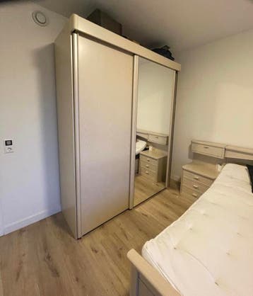 Gratis Kledingkast met dubbele deur en spiegel