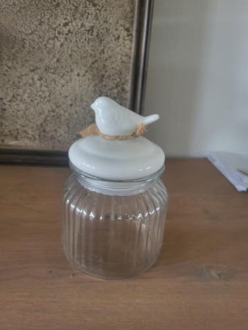 Voorraadpotje met vogeltje op de deksel