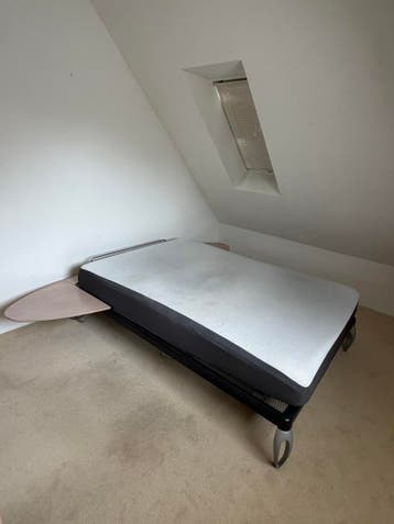 Gratis af te halen: Bed 140x200 met matras