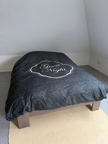 Gratis; bed 140x200 incl matras+beddengoed