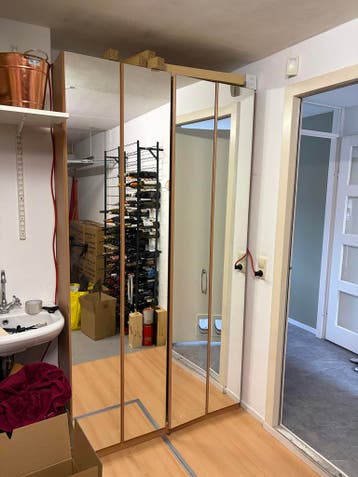 Grote kledingkast met spiegeldeuren