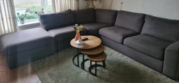 Bruine hoekbankstel met hocker.