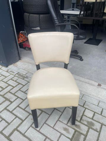 Crèmekleurige stoel met gebruikerssporen, nog in goede staat