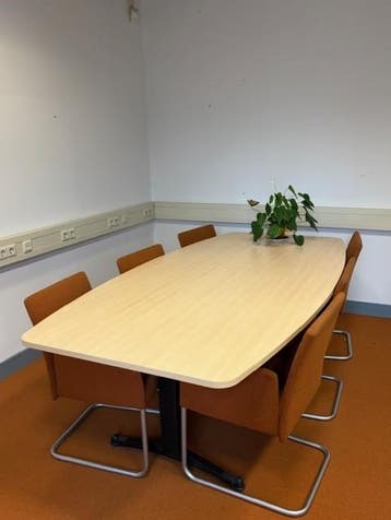 2 bureaus, 2 ladekastjes, 1 vergadertafel (6 stoelen)