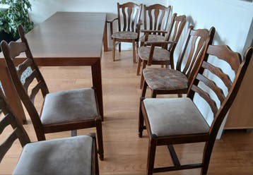 7 eetstoelen gratis af te halen