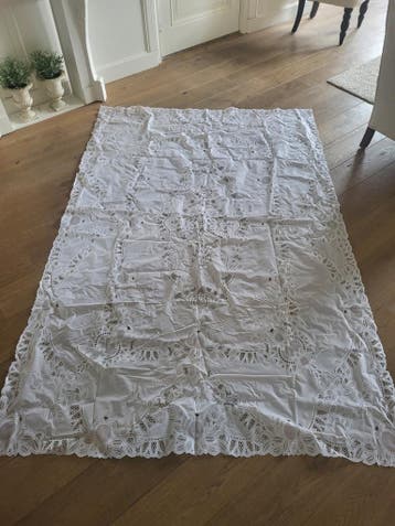 Groot wit plastic tafelkleed met kantpatroon