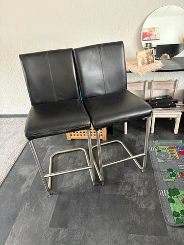 GRATIS Set van 2 zwarte barstoelen