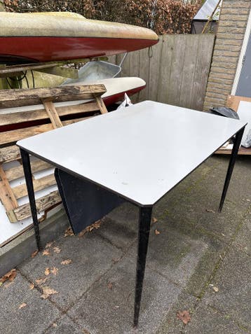robuuste metalen tafel