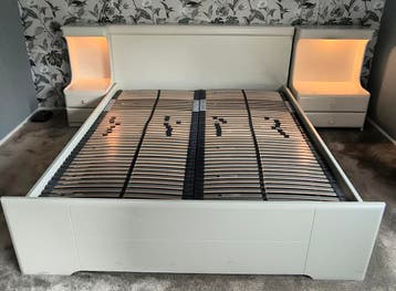 Tweepersoonsbed 160x200 met nachtkastjes en lattenbodems