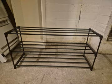 Zwart plastic schoenenrek