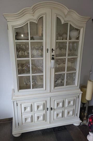 Crèmekleurig dressoir, servieskast en tv-kast