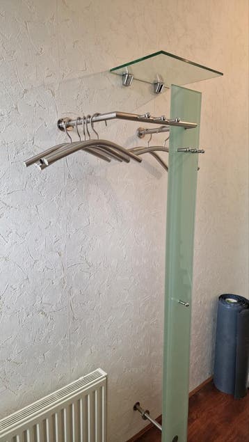 Metalen kapstok met hangers incl. Glazen planchet en wand.