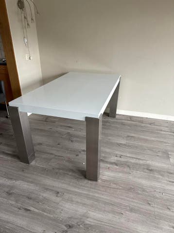 Gratis afhalen: Witte eettafel met metalen poten