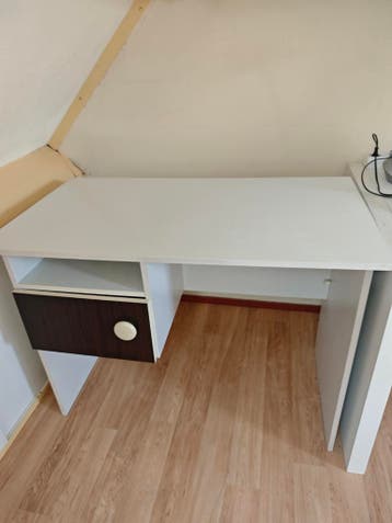 Klein vintage bureau wit met donkerbruine lade