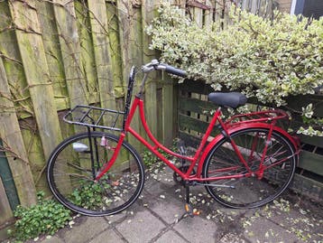 Opknappertje! Rode damesfiets met voordrager