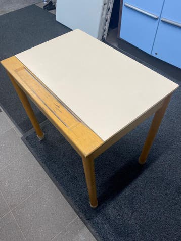 Kinderbureautje met opbergruimte - handig en compact