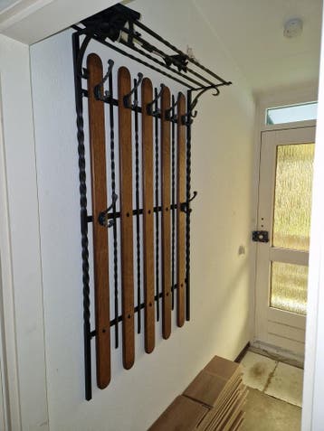 Gratis kapstok van hout en metaal