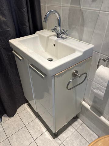 Badkamermeubel met wasbak en kraan