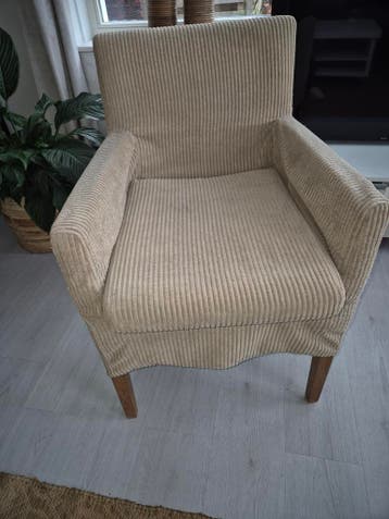 6 beige eetkamerstoelen met kattenkrabsels