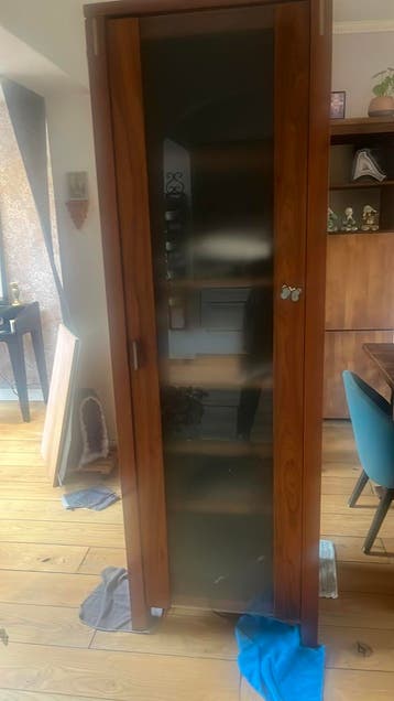 Kast hoog / smal en  houten tafel