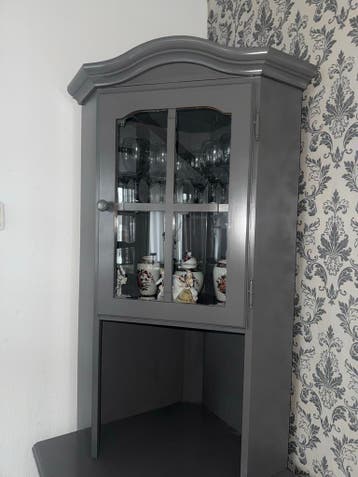 Grijze vitrinekast met 2 deuren en 1 lade