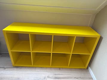 GRATIS gele boekenkast met 8 vakken - Ideaal voor opruiming!