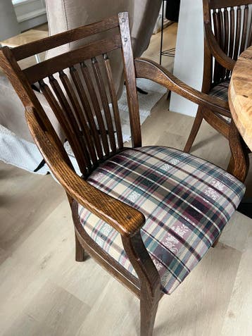 4 eetkamerstoelen gratis af te halen in 's-Gravendeel