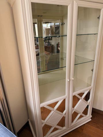 Crèmekleurige vitrinekast met glazen deuren