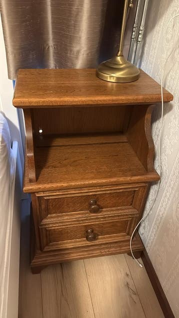Klassiek houten nachtkastje met lade en open vak