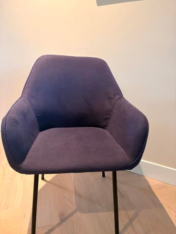 Gratis! Donkerblauwe stoel met zwarte poten