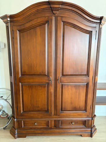 Houten buffetkast met twee deuren en lades