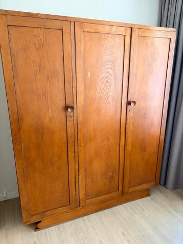 Houten kledingkast met drie deuren