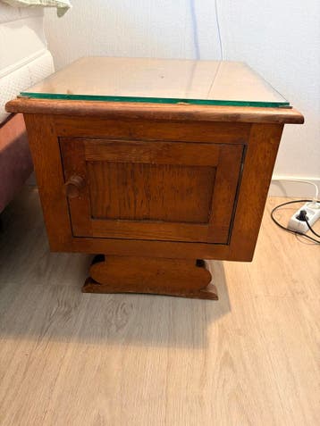 2 Houten nachtkastjes met glazen blad