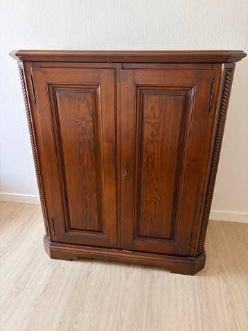 Donkerbruine houten kast met twee deuren