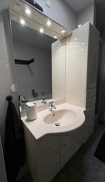 Badkamermeubel met wastafel, spiegel en hoge kast