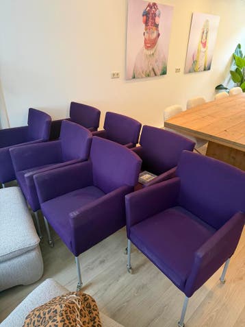 7 paarse eetkamerstoelen / vergaderstoelen op wieltjes