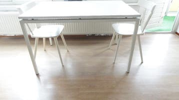 Gratis af te halen witte tafel met 2 stoelen