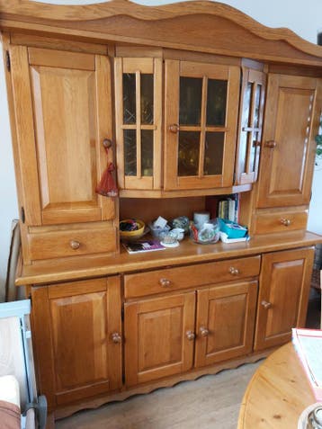 Tafel, salontafel en een heel mooie kast