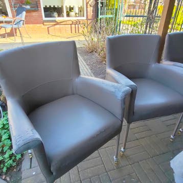 5 eetkamerstoelen met kunstleer op wieltjes ( gratis)