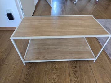 Gebruikte salontafel met houtlook en wit metalen frame