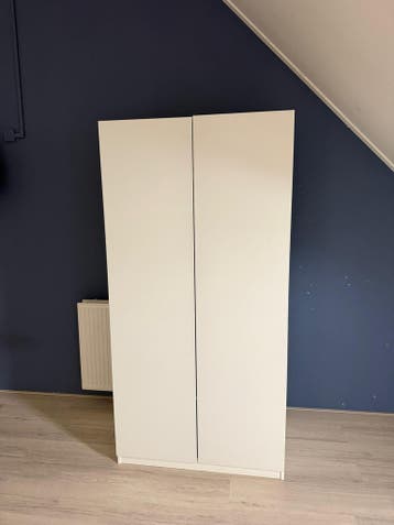 Witte kledingkast met hangruimte en planken