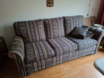 Klassieke driezitsbank hele goede staat gratis ophalen.