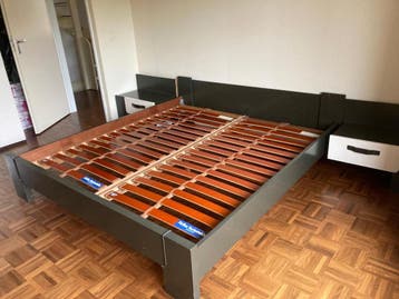 Tweepersoons bed 180x200 cm met lattenbodems en nachtkastjes