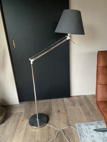 Moderne vloerlamp met verstelbare arm en zwarte kap