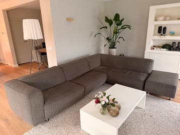 Ruime moderne hoekbank met hocker - GRATIS